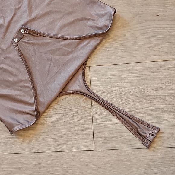 Babaton Satinette Squareneck Bodysuit, Small - Picture 4 of 15